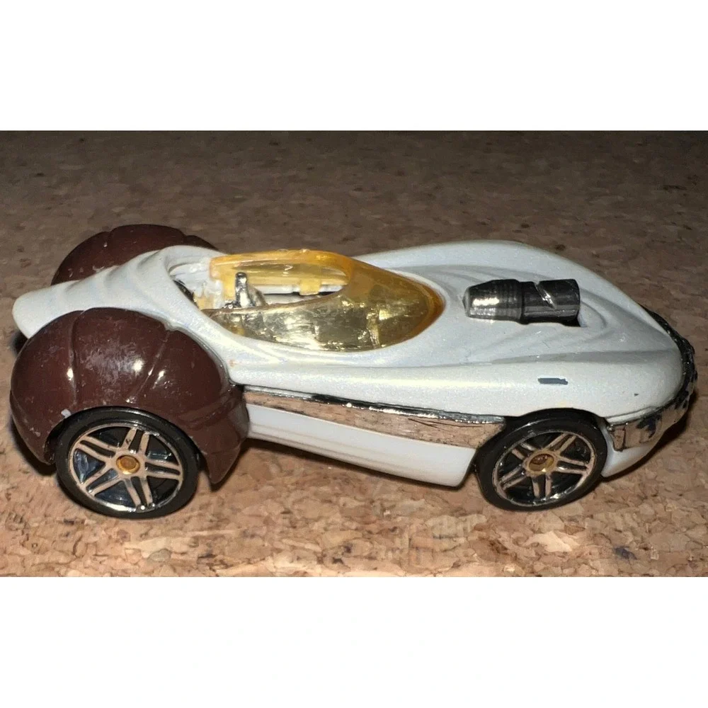 Hot Wheels Star Wars Leia Character Car 1:64 White Brown 2016 Good CLR70 Diecast